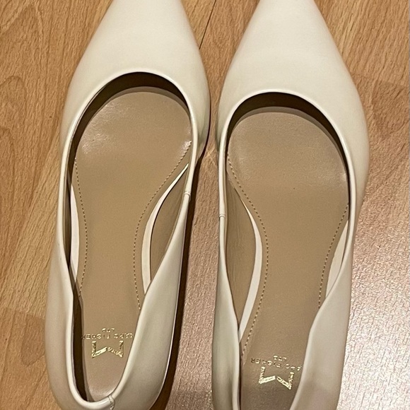 Kitten heel pointed toe pump. - Picture 2 of 5